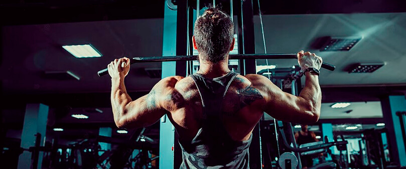 Pessoa treinando musculação em academia com foco em saúde e força