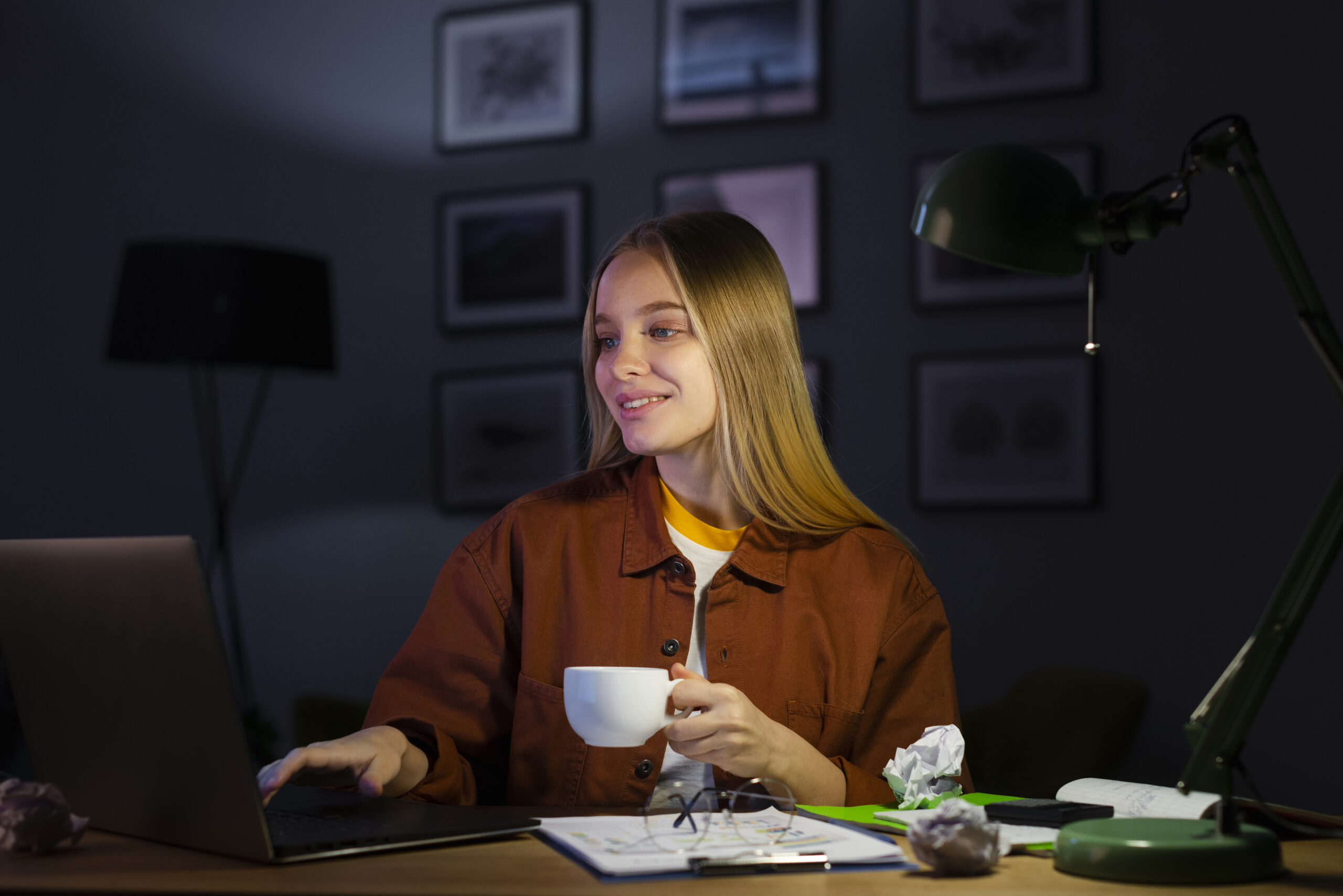 Mesa de estudos à noite: caderno, café e notebook